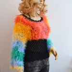 Szydełkowy sweterek w kolorze tęczy i czarnym - na szydełku