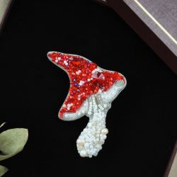 Ręcznie haftowana broszka muchomor, Unikatowa biżuteria 