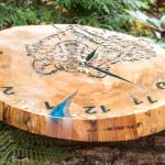 A02 - Zegar drewniany z żywicą epoksy Wilk - Widok na wypełnienie żywicą