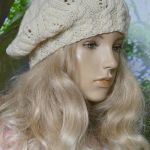 Beret z warkoczem w kolorze kremowym - ciepło w głowę