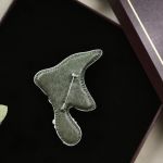 Ręcznie haftowana broszka muchomor, Unikatowa biżuteria  - Broszka ma solidne zapięcie (typu agrafka) z obrotowym zabezpieczeniem, które zapobiega jej zgubieniu. Kolor srebrny. - Tył broszki wykonany jest z ciemnej zielonej skóry ekologicznej.