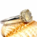 Srebrny pierścionek z kamieniem księżycowym - delikatny pierścionek regulowany