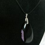 Czarny onyks z kryształem, duży wisior na rzemieniu - 