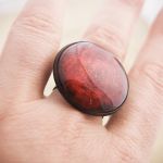 Duży pierścionek z malowanym szkłem - czerwon - Czarny pierścionek