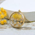 Naszyjnik z żywicy z żółtym kwiatem i płatkami złota - naszyjnik kwiaty w żywicy