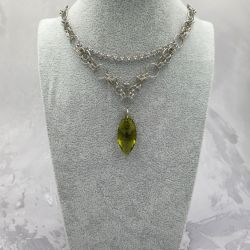 Naszyjnik chainmaille z zielonym kryształem 