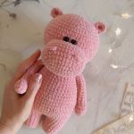 Hipopotamek w sukience, Hipcia pluszowa, Prezent dla dziewczynki - Oczy są plastikowe, czarne, mocno haftowane ręcznie.