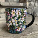 Czarny, porcelanowy kubek ręcznie malowany Kot na jabłoni  - 