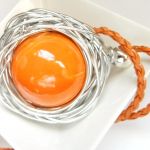 Pomarańczowa porcelana kula w oplocie, wisior - 