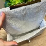 Makramowa torebka damska na ramię do eleganckich stylizacji - Wnętrze białej torebki, ukazujące miękką podszewkę i metalowy zamek.