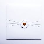 Prosta kartka na Komunię z sercami handmade - Skromna kartka komunijna w ozdobionej kopercie