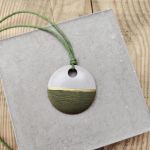 Minimalistyczny wisiorek z betonu kreatywnego – zielona harmonia - 4