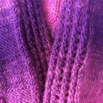 Ponczo w odcieniach fioletu - plisa z przodu