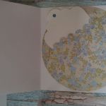 Kartka na chrzest z niebieskim aniołkiem - Wnętrze kartki ozdobione, kieszonka na prezent oraz tag do samodzielnego wpisania życzeń
