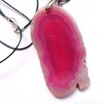 Duży, różowy nieregularny surowy agat fiksja, wisior na rzemieniu - 
