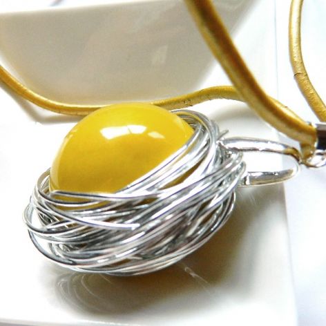 Żółta porcelanowa kula w drucie, oryginalny wisior handmade