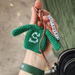 Brelok sweter Slytherin , Brelok dla fanów Harry'ego Pottera - Dodatkowy sznurek z napisem "Slytherin" z plastikowych literek.