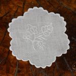 Białe serwetki z haftem szamotulskim - Zbliżenie serwetki