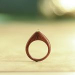 Czerwony pierścionek z peridotem - pierścionek z drzewa sandałowego