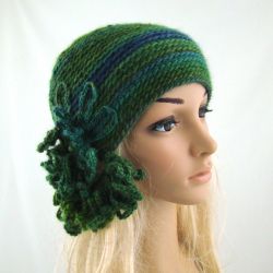 czapka w zieleniach z ozdobą