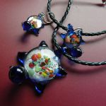 Kobaltowe szkło weneckie, wisiorek i kolczyki z żółwiami - 