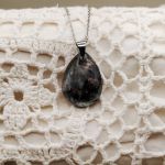 Wisiorek z żywicy z zatopionymi suszonymi kwiatami – Kropla Nocy - 4