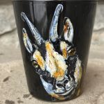 Czarny, porcelanowy kubek ręcznie malowany Kozica - 