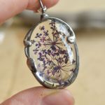 Fioletowa łąka - naszyjnik z kwiatem w szkle - 