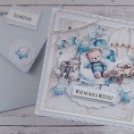 Kartka z okazji narodzin chłopca z misiem, personalizacja - Tył koperty z ozdobnym kółeczkiem