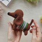 Maskotka jamniczek, Zabawka piesek, Prezent dla dziecka - Jamniczek mieści się wygodnie w dłoni, ma wysokość około 11 cm i długość około 15 cm. - Główny kolor ciała szczeniaka jest brązowy.