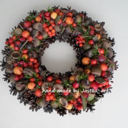 Jesienny wianek z żołędzi, jabłuszek, róży i jarzębiny 32cm