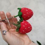 Brelok truskawka, Brelok do kluczy, Brelok dla dziecka, Zawieszka truskawka - Możliwość zamówienia w innej kolorystyce.