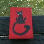 Pudełko malowane średnie - Kot w czerwieni - kot zarny w karminie