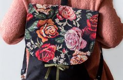 Czarny plecak z żakardową klapą w kwiaty