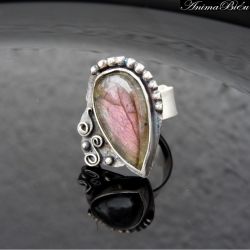 Pierścionek srebrny z różowym labradorytem