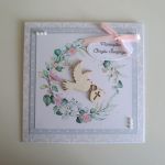 Kartka na Chrzest Święty wianek z gołąbkiem  - Kartka na Chrzest Święty wianek z gołąbkiem