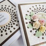 Kartka W DNIU ŚLUBU z pastelowymi kwiatami - Kremowo-brązowa kartka ślubna w pudełku