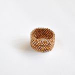 Pierścionek koralikowy złoty melanż - pierścionek koralikowy złoty