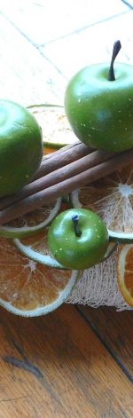 Jabłka z cynamonem na plastrach pomarańczy