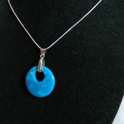 Niebieski agat szalony, delikatny wisiorek, kółko, donut