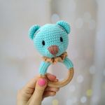 Grzechotka miś, Gryzak na kółku dla niemowlaka, Prezent dla noworodka - - Grzechotka ma wymiary: wysokość (z kółkiem) to około 15 cm.