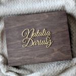 Drewniane pudełko na obrączki z imionami ślub - drewniane pudełko na obrączki z imionami pary młodej personalizowana szkatułka na obrączki ślub rustykalny