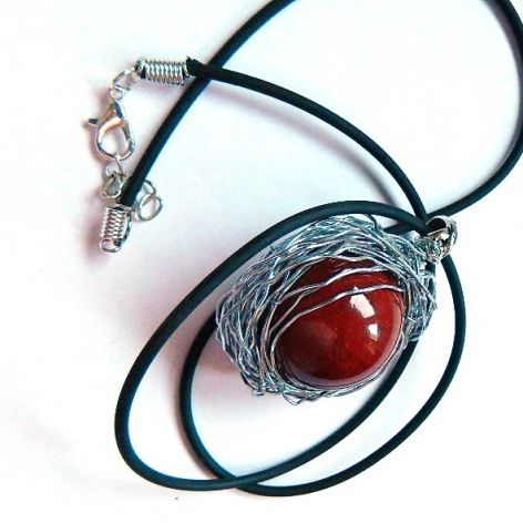 Kasztanowy brąz, ceramiczna kula w drucie, oryginalny wisior