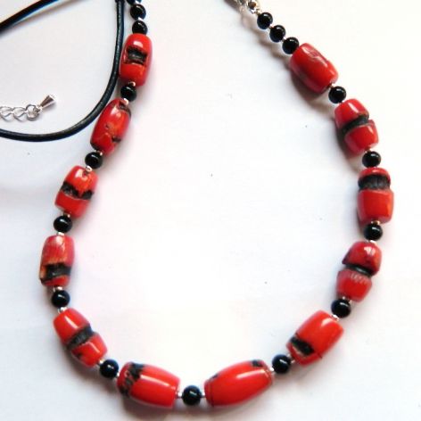 Naturalny czerwony koral robaczywka i onyks, unikatowy naszyjnik