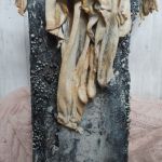 Rzeźba siedzącego anioła - "Skała" oraz podstawa