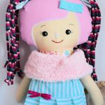 Cukierkowa lalka Ida 43 cm - wersja zimowa - Poznajcie Idę, która ma włosy bawełniane różowe i cieniowane kitki wykonane z bawełnianego spaghetti  Body ma uszyte z bawełny różowej w kolorowe literki