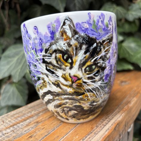 Porcelanowy kubek ręcznie malowany- Kot w kocimiętce 