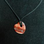 Ochronny jaspis cesarski, asymetryczne serduszko, delikatny wisiorek - 