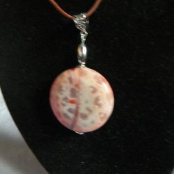 Agat ognisty, masywna moneta na rzemyku, wisiorek