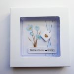 Minimalistyczna kartka ślubna w bieli na ślub - Kartka na ślub z błękitnymi kwiatami w pudełku